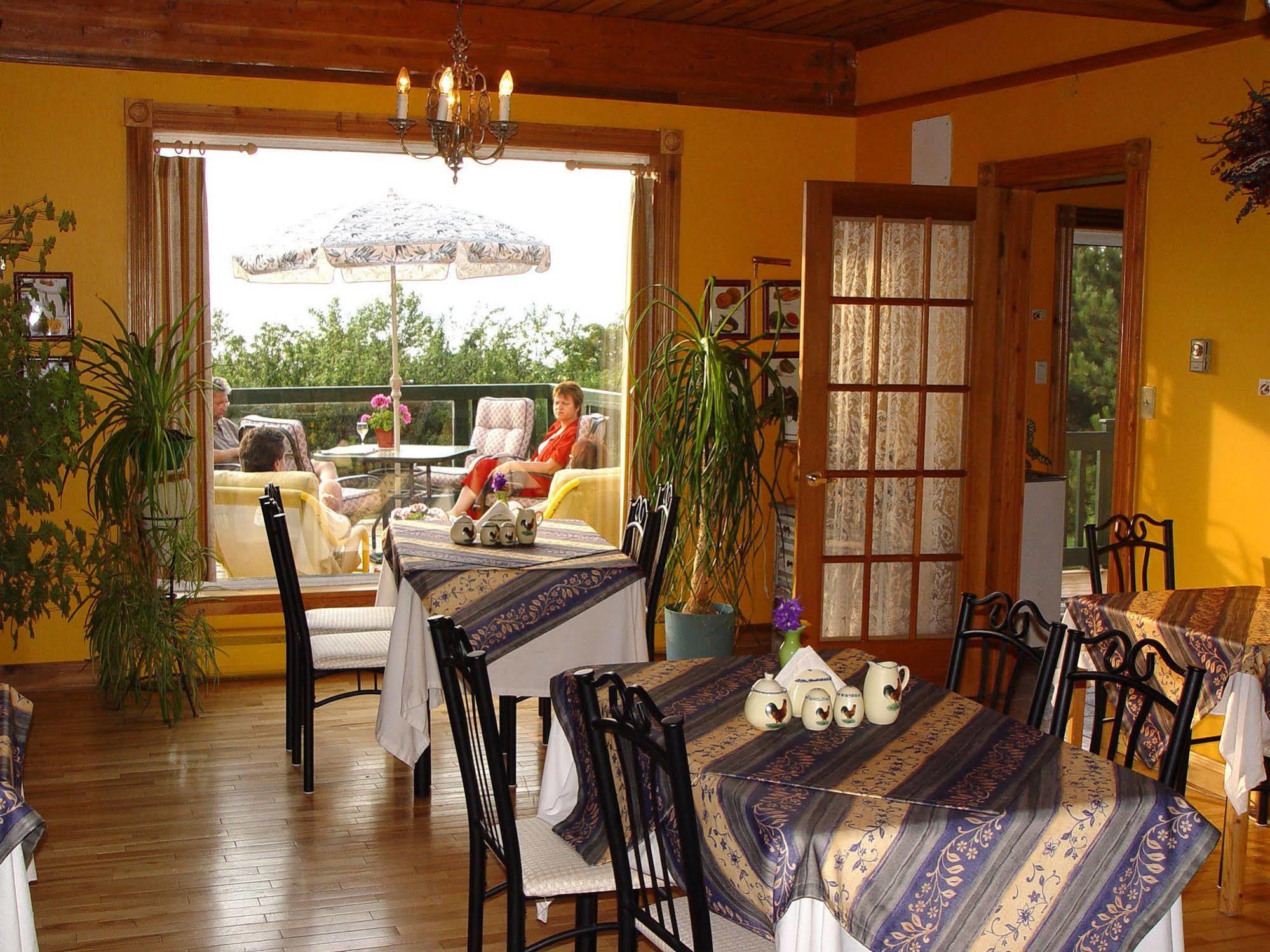 Gite La Halte Du Verger Bed And Breakfast Riviere-du-Loup Ngoại thất bức ảnh